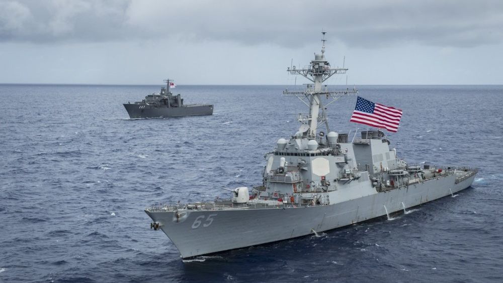 Американский эсминец USS Benfold (DDG-65) и японский буксир на учениях в заливе Сагами у восточного побережья Японии Американский эсминец USS Benfold (DDG-65) и японский буксир на учениях в заливе Сагами у восточного побережья Японии - РИА Новости, 1920, 15.04.2023