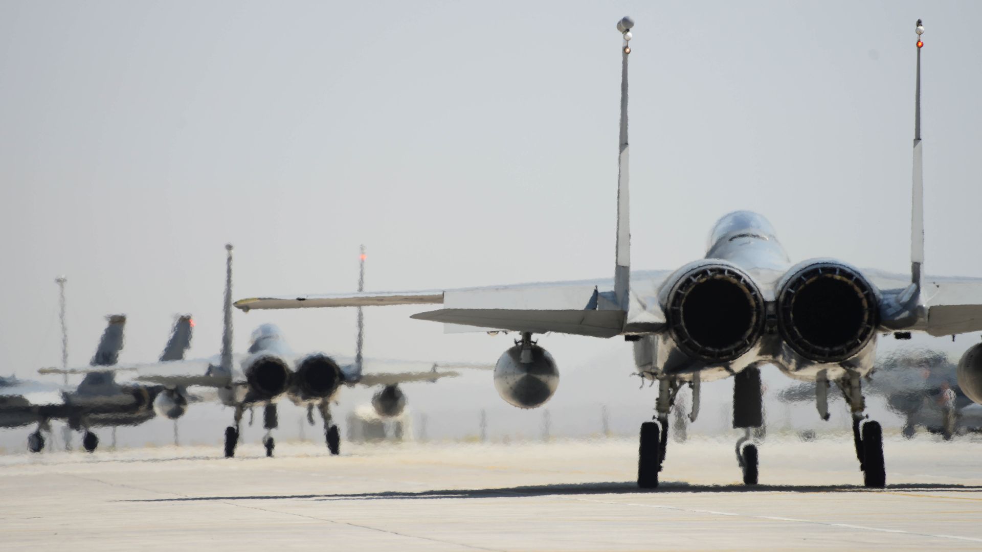 Истребители F-15 на взлетной полосе Истребители F-15 на взлетной полосе - РИА Новости, 1920, 12.07.2022