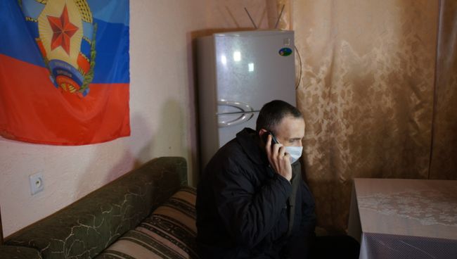 Удерживаемый в Луганском СИЗО украинский силовик разговаривает по телефону с родственниками. 19 ноября 2017 Удерживаемый в Луганском СИЗО украинский силовик разговаривает по телефону с родственниками. 19 ноября 2017