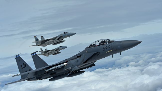 Истребители F-15C и F-15E ВВС США в небе. Архивное фото Истребители F-15C и F-15E ВВС США в небе. Архивное фото