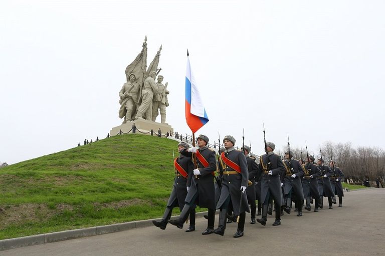 Церемония возложения цветов к монументу Соединение фронтов в Калачевском районе Волгоградской области. 19 ноября 2017 Церемония возложения цветов к монументу Соединение фронтов в Калачевском районе Волгоградской области. 19 ноября 2017