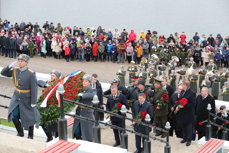Спикер Госдумы Вячеслав Володин и руководство Волгоградской области возлагают цветы к монументу Соединение фронтов в Калачевском районе Волгоградской области. 19 ноября 2017 Спикер Госдумы Вячеслав Володин и руководство Волгоградской области возлагают цветы к монументу Соединение фронтов в Калачевском районе Волгоградской области. 19 ноября 2017