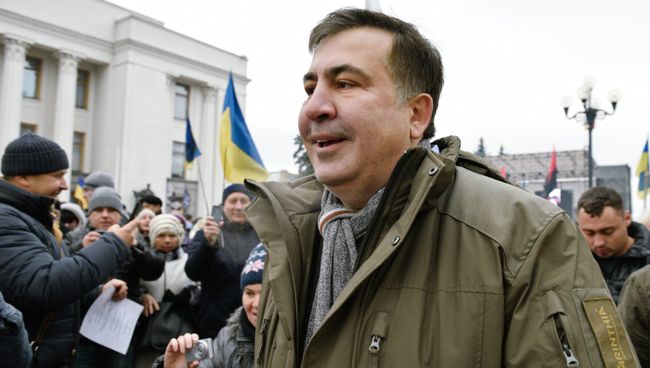 Бывший президент Грузии, экс-губернатор Одесской области Михаил Саакашвили (в центре) на митинге у здания Верховной рады Украины в Киеве. Архивное фото