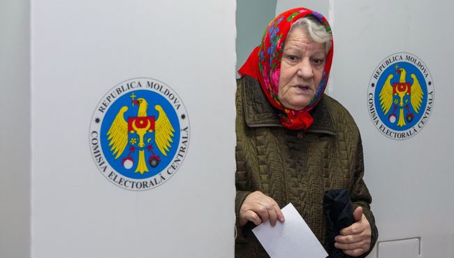 Жительница Кишинева на избирательном участке во время голосования на референдуме по отставке Дорина Киртоакэ с поста мэра Кишинева. 19 ноября 2017 Жительница Кишинева на избирательном участке во время голосования на референдуме по отставке Дорина Киртоакэ с поста мэра Кишинева. 19 ноября 2017