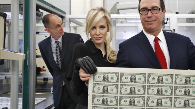 Глава Минфина США Стивен Мнучин и его жена Луиза Линтон Глава Минфина США Стивен Мнучин и его жена Луиза Линтон