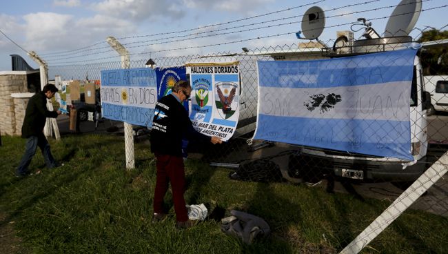 Баннеры со словами поддержки пропавшей субмарины Сан-Хуан на ограде военно-морской базы в Мар-дель-Плата, Аргентина. 19 ноября 2017 Баннеры со словами поддержки пропавшей субмарины Сан-Хуан на ограде военно-морской базы в Мар-дель-Плата, Аргентина. 19 ноября 2017
