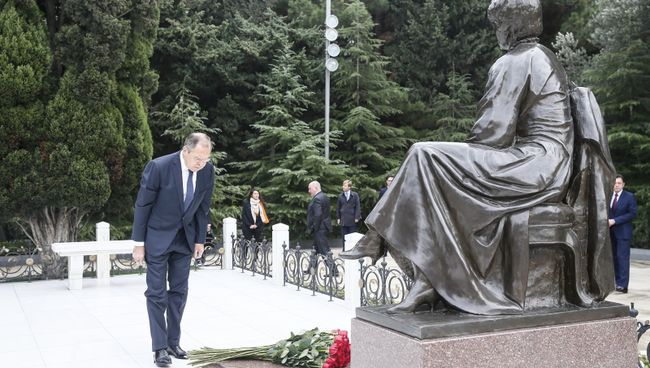 Сергей Лавров в ходе церемонии возложения венка к Мемориалу Гейдара Алиева. 20 ноября 2017 Сергей Лавров в ходе церемонии возложения венка к Мемориалу Гейдара Алиева. 20 ноября 2017