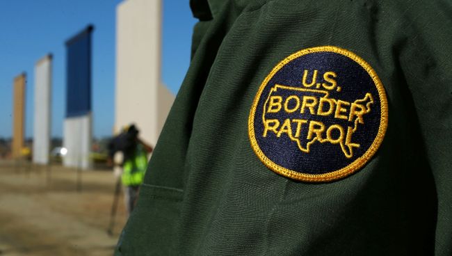 Сотрудник пограничной службы США рядом с прототипами пограничной стены недалеко от границы с Мексикой Сотрудник пограничной службы США рядом с прототипами пограничной стены недалеко от границы с Мексикой