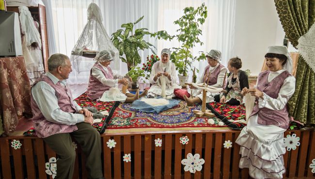 Театрализованное представление в клубе села Татарский Саракташ. Импровизированный дастархан, вокруг которого на курпачах сидят вязальщицы и каждая занята своим делом Театрализованное представление в клубе села Татарский Саракташ. Импровизированный дастархан, вокруг которого на курпачах сидят вязальщицы и каждая занята своим делом
