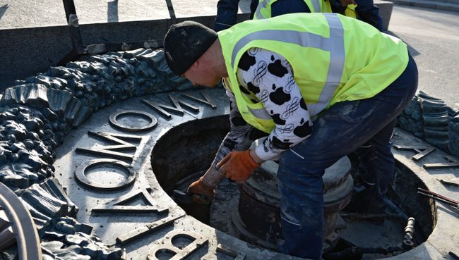 Работник Киевгаз очищают вновь залитый цементом мемориал Вечный огонь в парке Славы в Киеве. 20 ноября 2017 Работник Киевгаз очищают вновь залитый цементом мемориал Вечный огонь в парке Славы в Киеве. 20 ноября 2017
