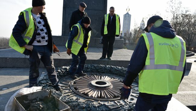 Работники Киевгаз о время работ по очищению вновь залитого цементом мемориала Вечный огонь в парке Славы в Киеве. 20 ноября 2017 Работники Киевгаз о время работ по очищению вновь залитого цементом мемориала Вечный огонь в парке Славы в Киеве. 20 ноября 2017