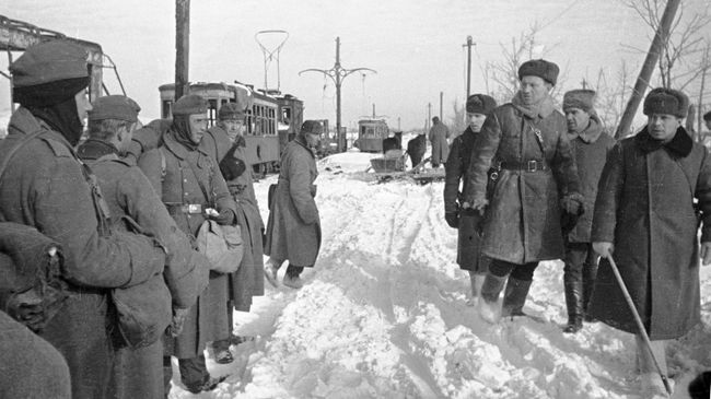 Советские офицеры проходят мимо немецких пленных. Сталинград, январь 1943 года Советские офицеры проходят мимо немецких пленных. Сталинград, январь 1943 года