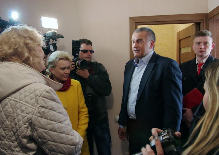 Глава Республики Крым Сергей Аксенов общается с жильцами, въехавшими в новые дома в Крыму, построенные для переселенцев из зоны строительства моста через Керченский пролив