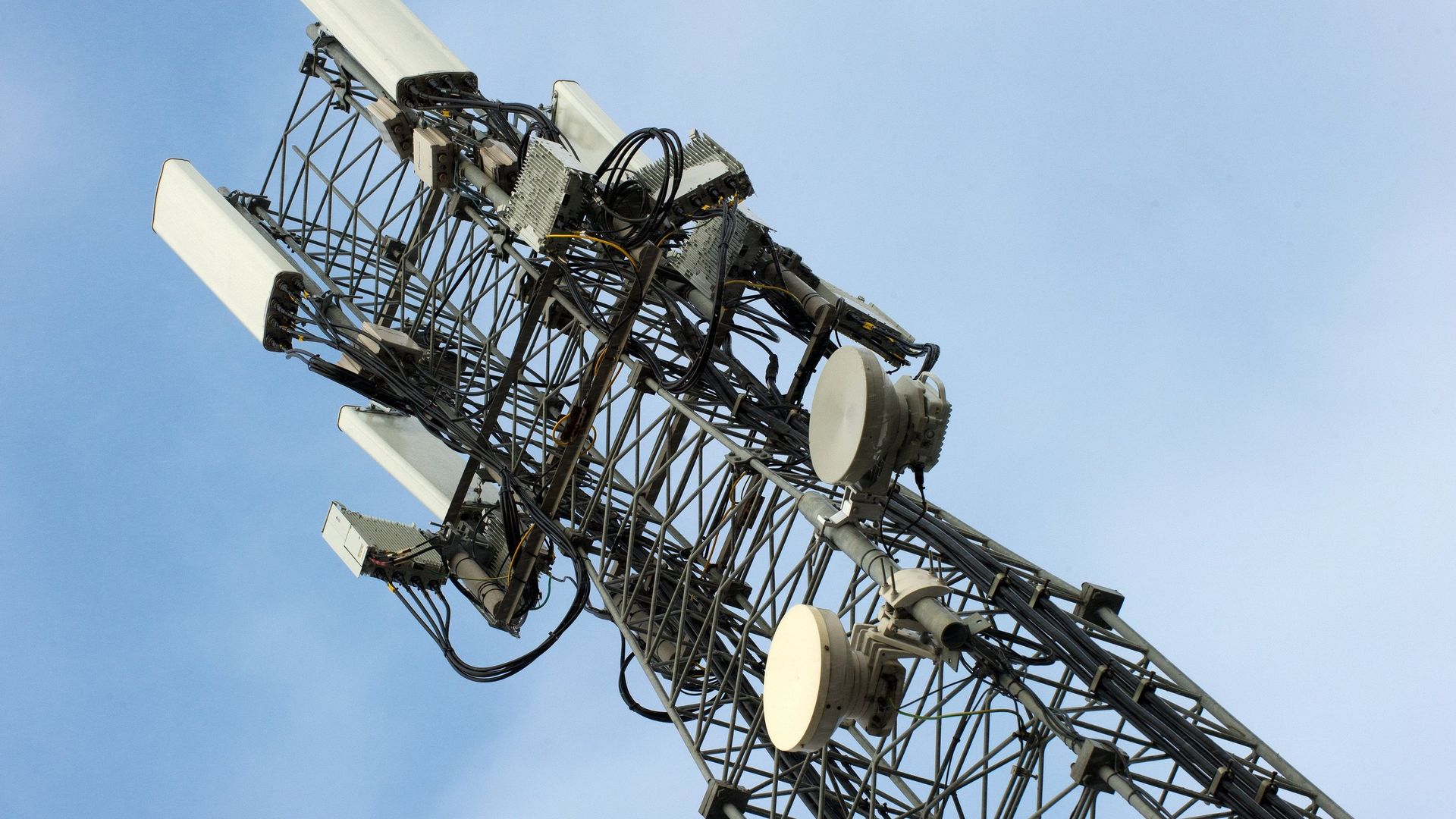 Вышка мобильной связи стандарте LTE в Симферополе Вышка мобильной связи стандарте LTE в Симферополе - РИА Новости, 1920, 19.11.2021