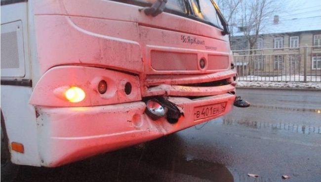 Послдствия ДТП с участием автобусов марки  ПАЗ в городе Ярославле на проспекте Авиаторов. 21 ноября 2017