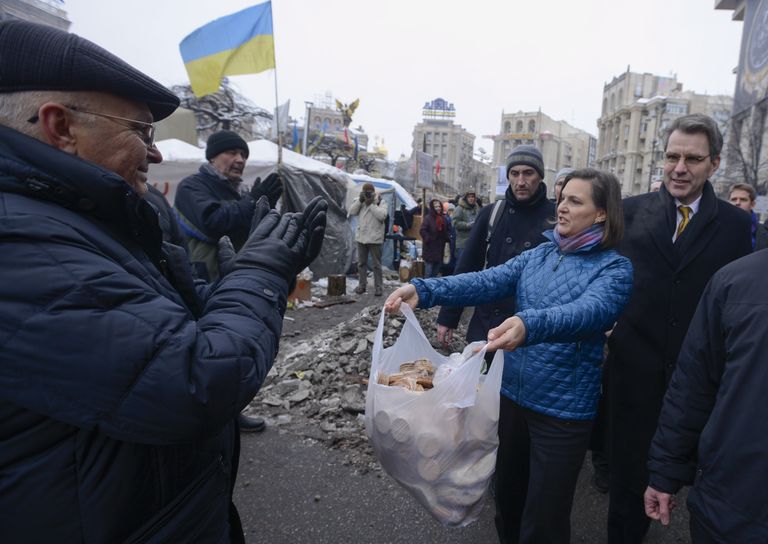 Заместитель госсекретаря США Виктория Нуланд и посол США на Украине Джеффри Пайетт на площади Независимости в Киеве, 11 декабря 2013 года Заместитель госсекретаря США Виктория Нуланд и посол США на Украине Джеффри Пайетт на площади Независимости в Киеве, 11 декабря 2013 года