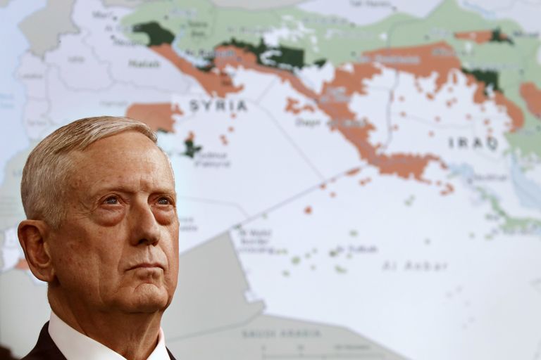Министр обороны США Джеймс Мэттис стоит перед картой Сирии и Ирака в Пентагоне Министр обороны США Джеймс Мэттис стоит перед картой Сирии и Ирака в Пентагоне