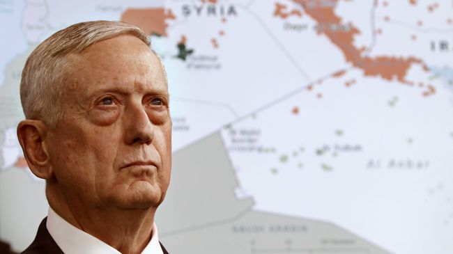 Министр обороны США Джеймс Мэттис стоит перед картой Сирии и Ирака в Пентагоне. Архивное фото Министр обороны США Джеймс Мэттис стоит перед картой Сирии и Ирака в Пентагоне. Архивное фото