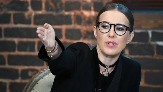 Телеведущая Ксения Собчак во время экспертной дискуссии в Москве. 21 ноября 2017 Телеведущая Ксения Собчак во время экспертной дискуссии в Москве. 21 ноября 2017