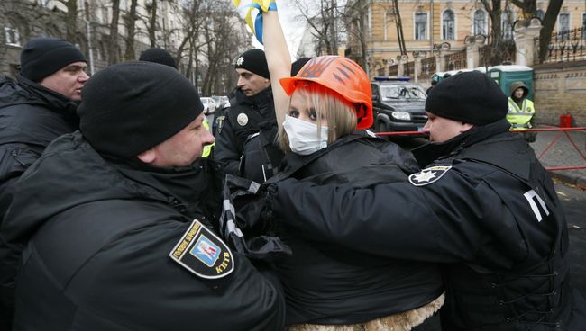 Задержание активисток женской правозащитной группы Фемен во время акции протеста против президента Украины Петра Порошенко в Киеве. 21 ноября 2017 Задержание активисток женской правозащитной группы Фемен во время акции протеста против президента Украины Петра Порошенко в Киеве. 21 ноября 2017