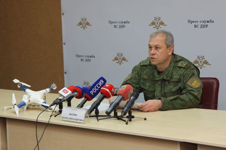 Заместитель командующего оперативным командованием ДНР Эдуард Басурин демонстрирует журналистам беспилотный летательный аппарат (БПЛА), сбитый вооруженными силами ДНР в районе города Докучаевск. 21 ноября 2017 Заместитель командующего оперативным командованием ДНР Эдуард Басурин демонстрирует журналистам беспилотный летательный аппарат (БПЛА), сбитый вооруженными силами ДНР в районе города Докучаевск. 21 ноября 2017