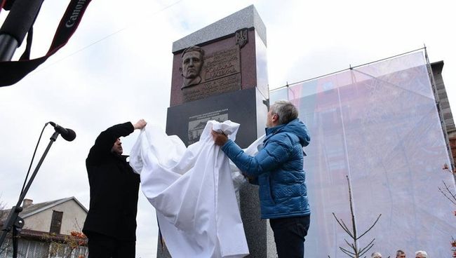 Открытие памятного знак лидеру Украинской повстанческой армии* Роману Шухевичу открыли во Львове. 21 ноября 2017 Открытие памятного знак лидеру Украинской повстанческой армии* Роману Шухевичу открыли во Львове. 21 ноября 2017
