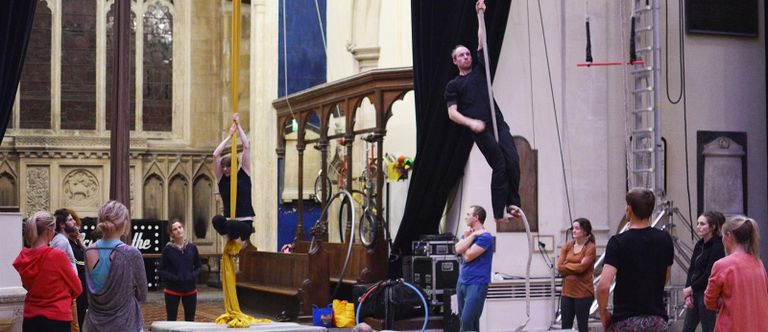Школа для артистов цирка Circomedia в здании собора святого Павла Школа для артистов цирка Circomedia в здании собора святого Павла