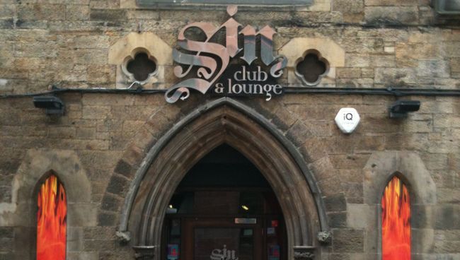 Ночной клуб Sin club & lounge в здании бывшей церкви в Шотландии Ночной клуб Sin club & lounge в здании бывшей церкви в Шотландии