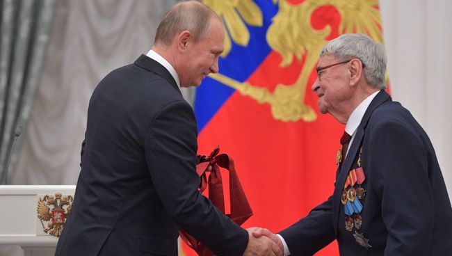 Президент РФ Владимир Путин и академик Юрий Трутнев в Кремле. Архивное фото Президент РФ Владимир Путин и академик Юрий Трутнев в Кремле. Архивное фото