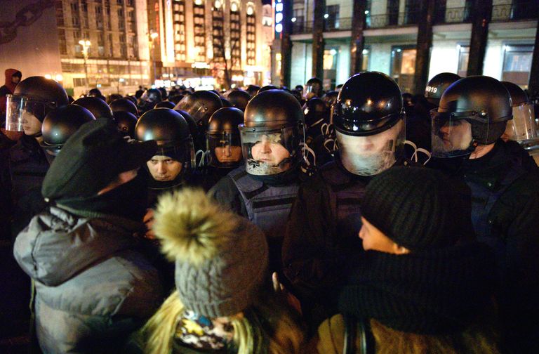 Сотрудники полиции и участники во время акции в Киеве, посвященной годовщине начала событий на Майдане. 21 ноября 2017 Сотрудники полиции и участники во время акции в Киеве, посвященной годовщине начала событий на Майдане. 21 ноября 2017