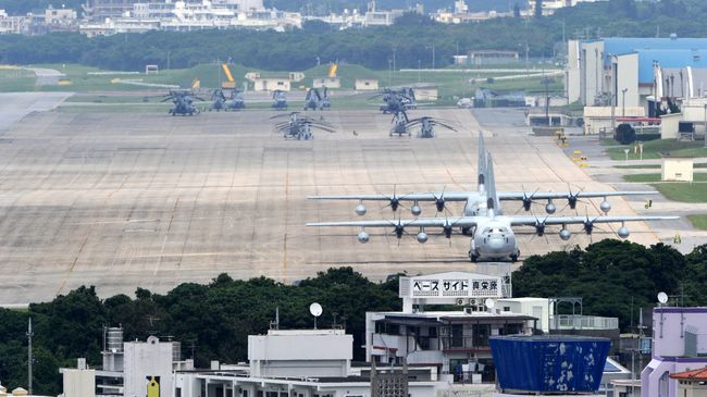 Американская авиабаза на острове Окинава. Архивное фото Американская авиабаза на острове Окинава. Архивное фото