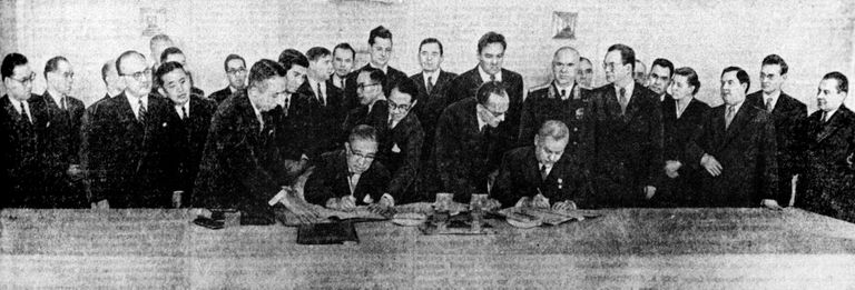 Николай Булганин и Итиро Хатояма во время подписания совместной Декларации СССР и Японии. Кремль, 19 октября 1956 Николай Булганин и Итиро Хатояма во время подписания совместной Декларации СССР и Японии. Кремль, 19 октября 1956
