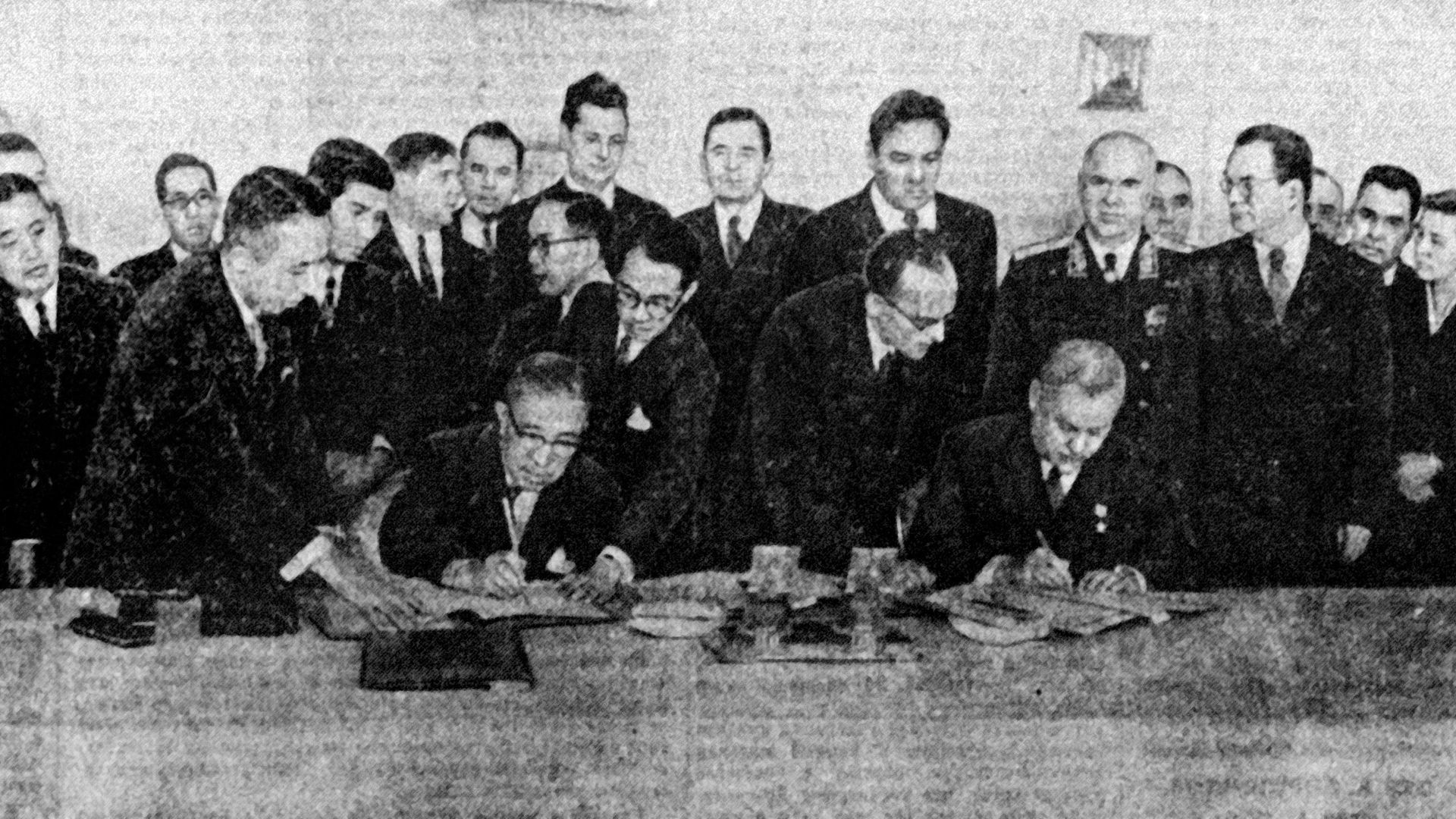 Николай Булганин и Итиро Хатояма во время подписания совместной Декларации СССР и Японии. Кремль, 19 октября 1956 - РИА Новости, 1920, 03.08.2019