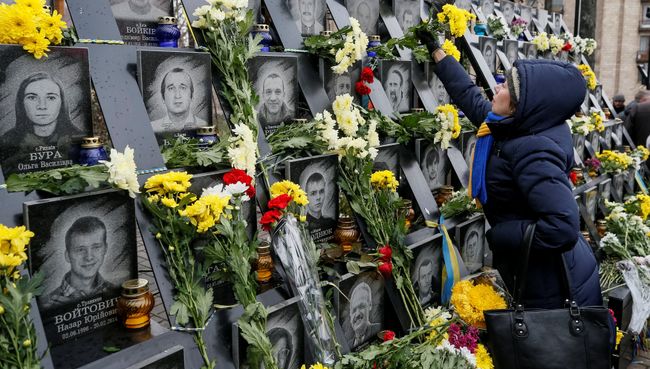 Возложение цветов небесной сотне в Киеве Возложение цветов небесной сотне в Киеве