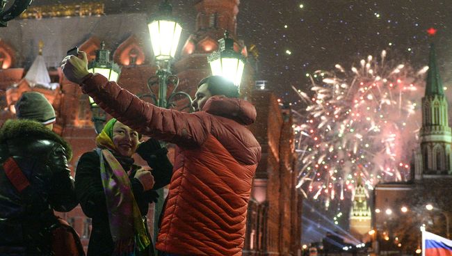 Жители Москвы и туристы во время празднования Нового года на Манежной площади в Москве Жители Москвы и туристы во время празднования Нового года на Манежной площади в Москве