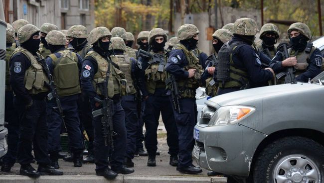 Сотрудники полиции во время контртеррористической операции в Тбилиси. 22 ноября 2017 Сотрудники полиции во время контртеррористической операции в Тбилиси. 22 ноября 2017