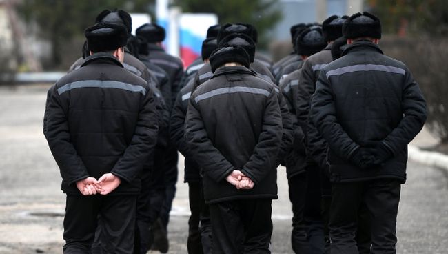 Заключенные исправительной колонии №2 во Владимирской области во время прогулки. Архивное фото