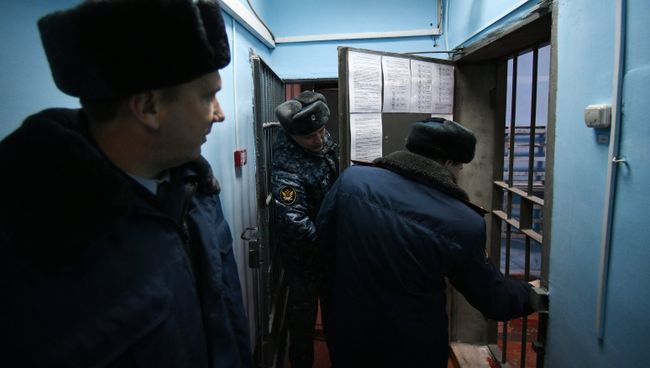 Сотрудники УФСИН во внутреннем помещении исправительной колонии. Архивное фото Сотрудники УФСИН во внутреннем помещении исправительной колонии. Архивное фото
