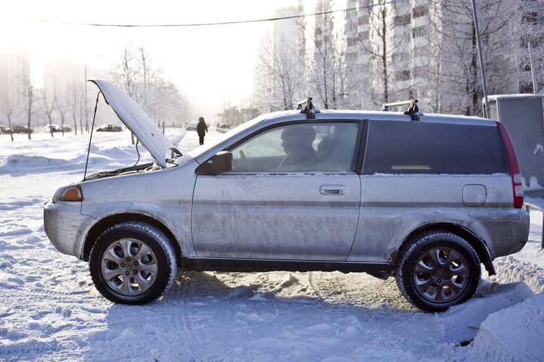 Автомобиль на одной из улиц района Жулебино в Москве Автомобиль на одной из улиц района Жулебино в Москве