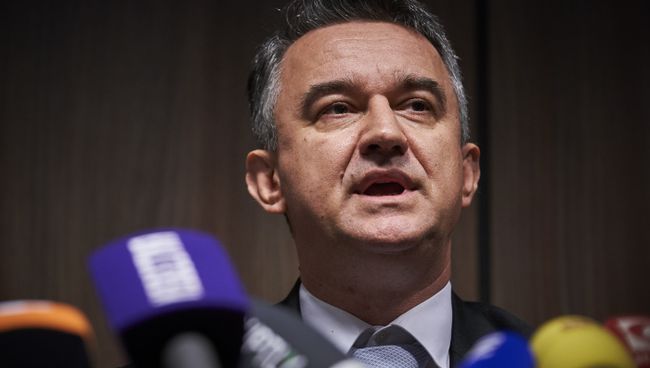Дарко Младич во время пресс-конференции после того, как МТБЮ вынес приговор сербскому генералу Ратко Младичу. 22 ноября 2017 Дарко Младич во время пресс-конференции после того, как МТБЮ вынес приговор сербскому генералу Ратко Младичу. 22 ноября 2017