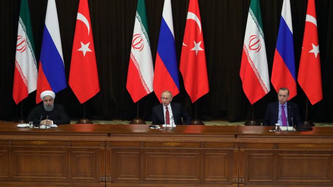 Владимир Путин, президент Ирана Хасан Рухани и президент Турции Реджеп Тайип Эрдоган во время совместного заявления для прессы по итогам встречи. 22 ноября 2017 Владимир Путин, президент Ирана Хасан Рухани и президент Турции Реджеп Тайип Эрдоган во время совместного заявления для прессы по итогам встречи. 22 ноября 2017