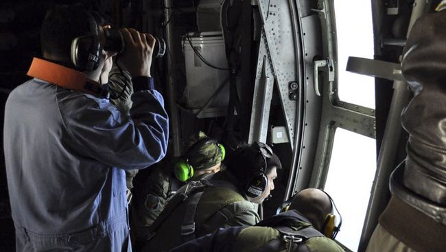 Служащие ВМС Аргентины во время поиска пропавшей подлодки Сан-Хуан  над Атлантическим океаном. Архивное фото