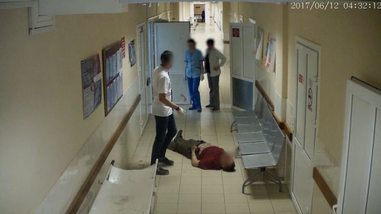 Инцидент с пациентом в смоленской больнице. Запись камеры слежения