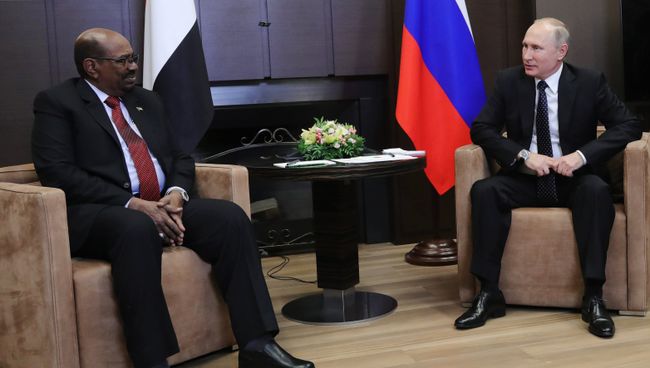 Президент РФ Владимир Путин и президент Судана Омар Башир во время встречи. 23 ноября 2017 Президент РФ Владимир Путин и президент Судана Омар Башир во время встречи. 23 ноября 2017