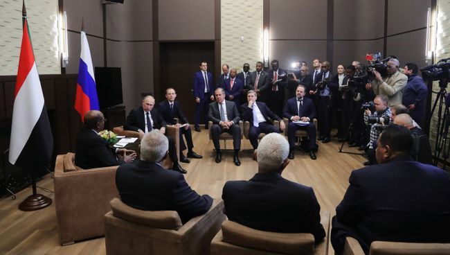 Президент РФ Владимир Путин и президент Судана Омар Башир во время встречи. 23 ноября 2017
