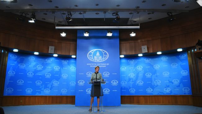 Официальный представитель министерства иностранных дел России Мария Захарова во время брифинга в Москве. 23 ноября 2017