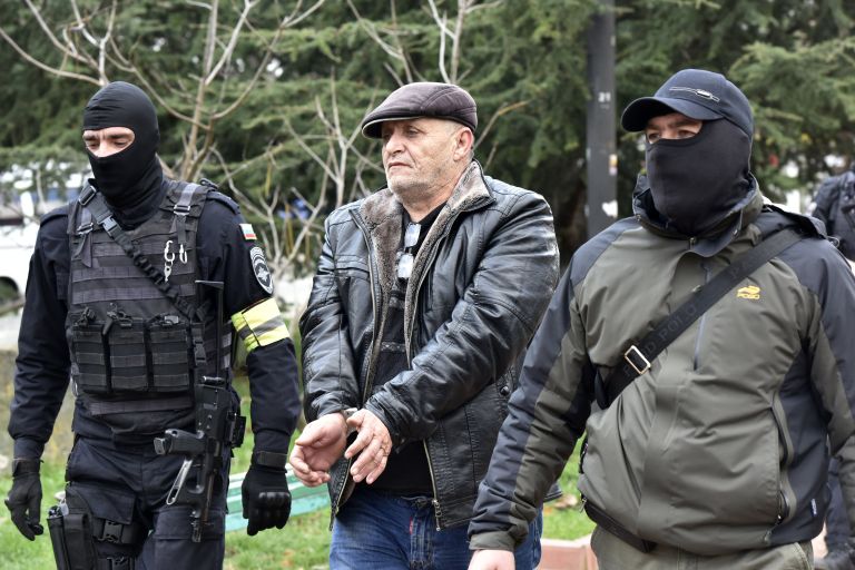 Один из участников группировки, состоящей из членов организации Меджлис крымско-татарского народа *, во время задержания в Крыму за вымогательство. 23 ноября 2017 Один из участников группировки, состоящей из членов организации Меджлис крымско-татарского народа *, во время задержания в Крыму за вымогательство. 23 ноября 2017