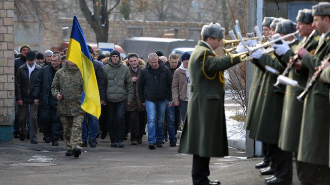 Призывники в украинскую армию и военный духовой оркестр на одном из призывных пунктов в Киеве Призывники в украинскую армию и военный духовой оркестр на одном из призывных пунктов в Киеве
