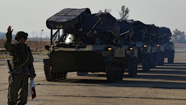 Военнослужащие и военная техника Уссурийского соединения Воздушно-десантных войск на аэродроме во время тактических учений в Приморье Военнослужащие и военная техника Уссурийского соединения Воздушно-десантных войск на аэродроме во время тактических учений в Приморье
