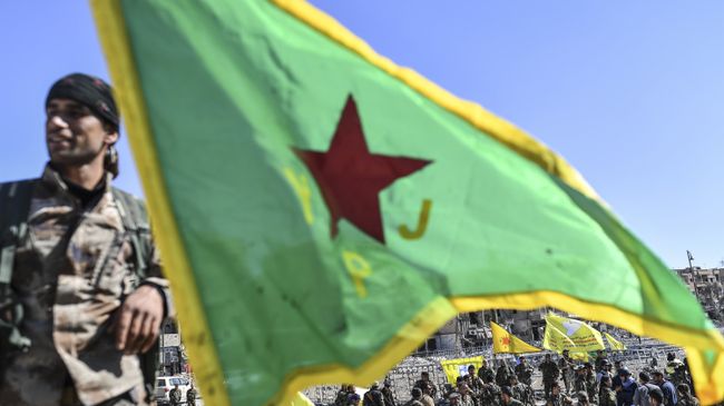 Бойцы отряда народной самообороны курдов (YPG) в городе Ракка, Сирия Бойцы отряда народной самообороны курдов (YPG) в городе Ракка, Сирия